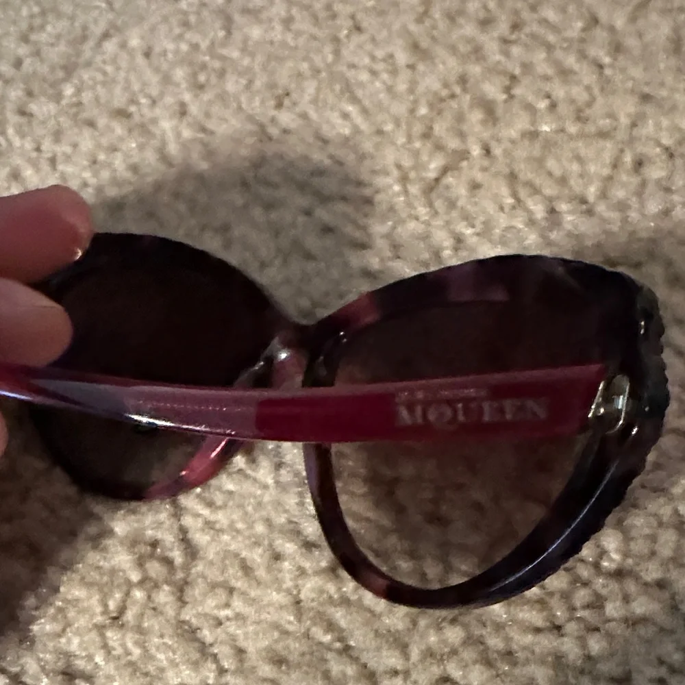 Alexander McQueen Black/Burgundy detail Sunglasses - Picture 6 of 6
